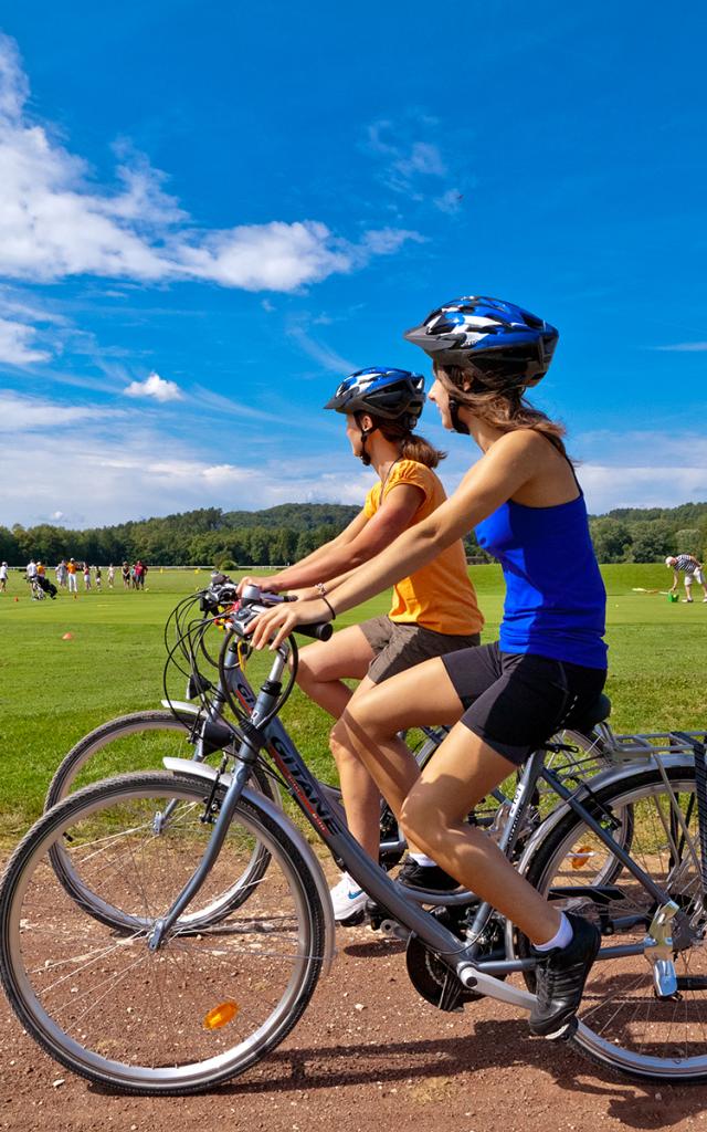 Balade en vélo le long de l'hippodrome avec golfeurs